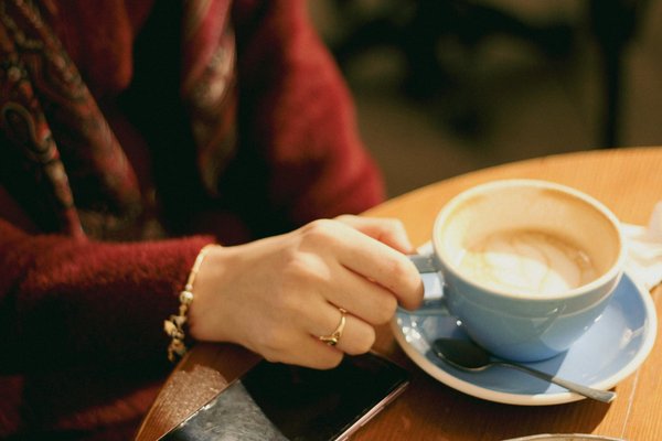 Comment réussir à porter des couleurs néon sans sembler trop flashy?